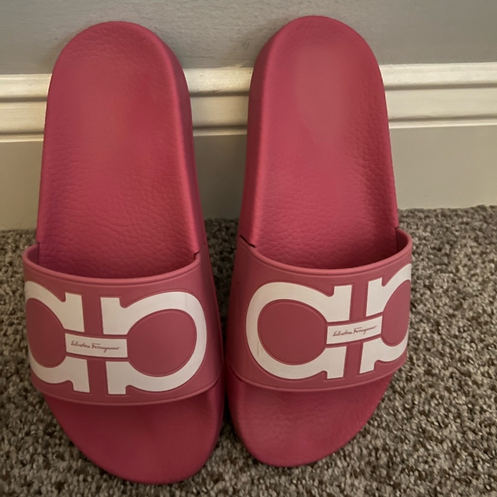 Ferragamo slider sandals size 8 I’m size 7 run small